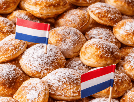 Poffertjes met poedersuiker en vlaggetje